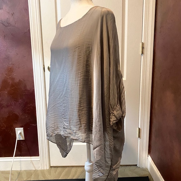 El Mar Silk Taupe Top with Vicose Shell beneath - Picture 2 of 4